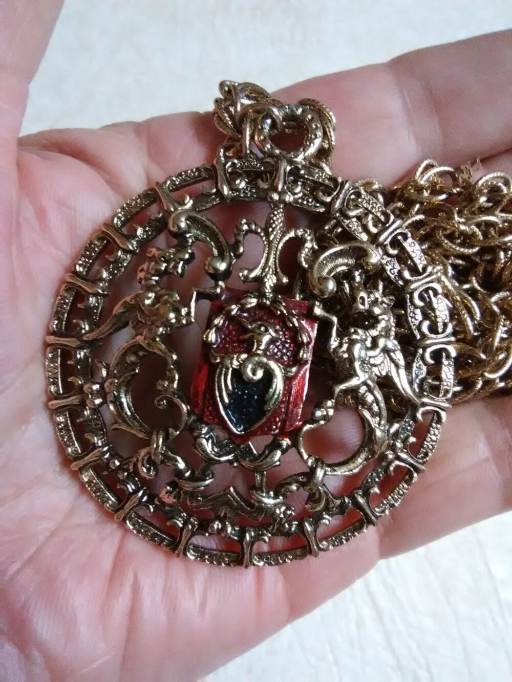 Trifari pendant necklace - medal / medallion